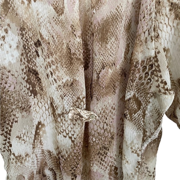 Express‎ Tan Snake Print Semi Sheer 1/2 Button Top Sz M - Picture 4 of 8